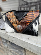 Load image into Gallery viewer, Croc Bend & Snap