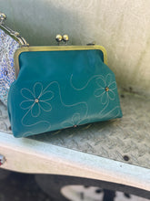 Load image into Gallery viewer, Medium Granny Clutch Bag
