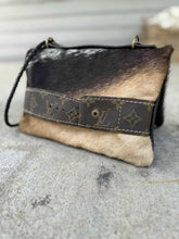 Load image into Gallery viewer, Tri color LV buckle Bend & Snap