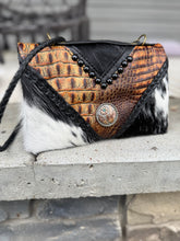 Load image into Gallery viewer, Croc Bend & Snap