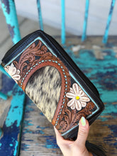 Load image into Gallery viewer, Daisy Large Zippered Wallet
