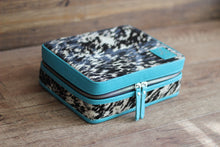 Load image into Gallery viewer, Turquoise Bill/White Cowhide Medium Jewelry Case
