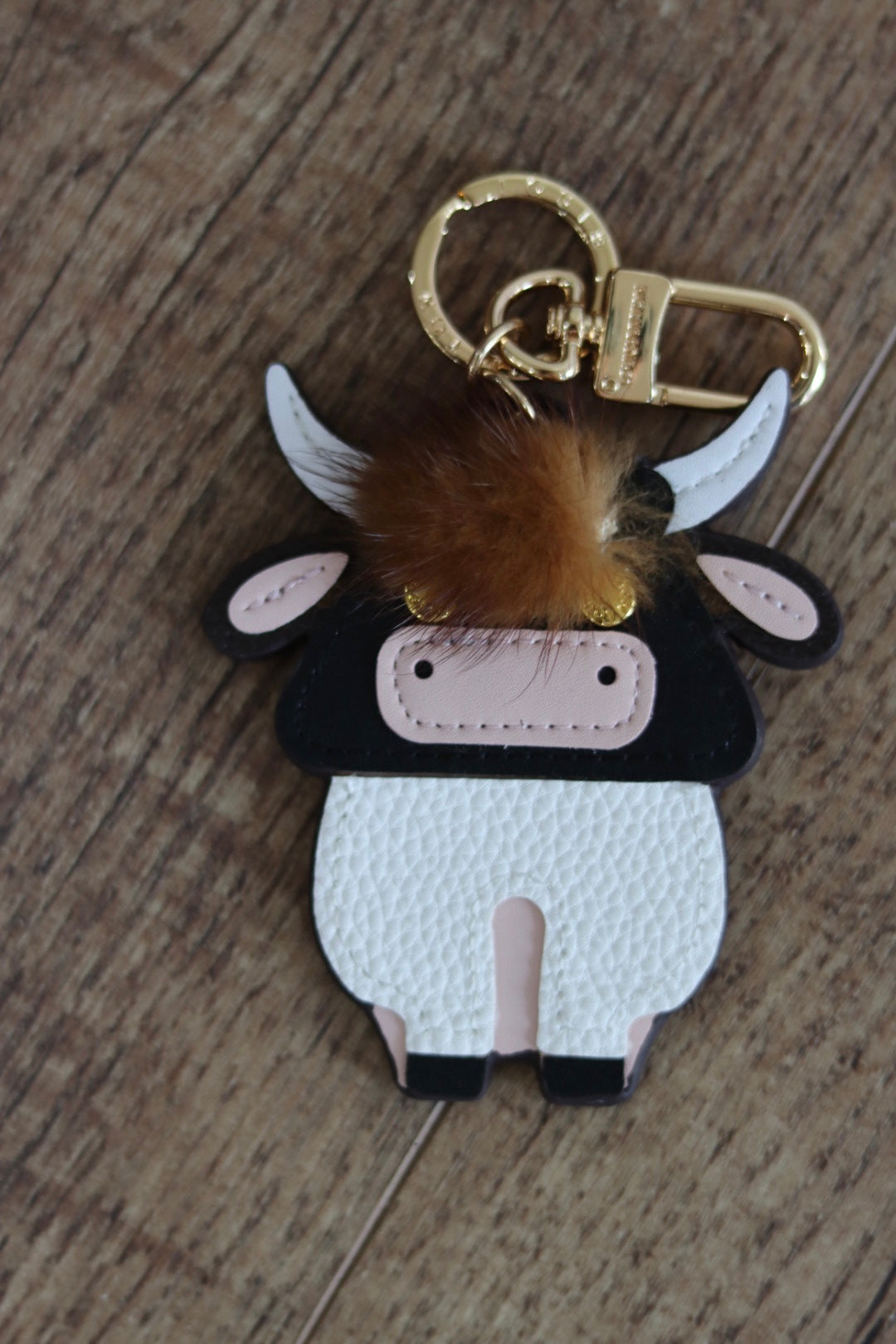 Obsessing over these cow keychains 🐮🤠 #cow #highlandcow