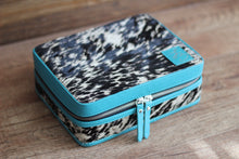 Load image into Gallery viewer, Turquoise Bill/White Cowhide Medium Jewelry Case
